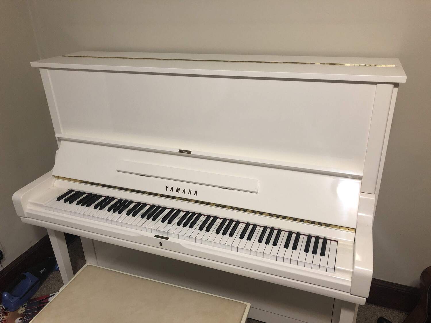 White Yamaha U series upright