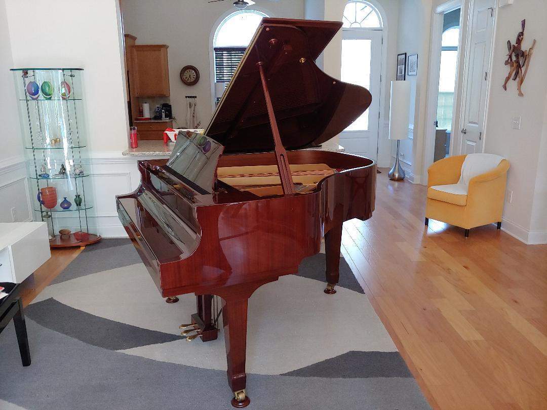 Final reduced price ESSEX by STEINWAY in Mint condition